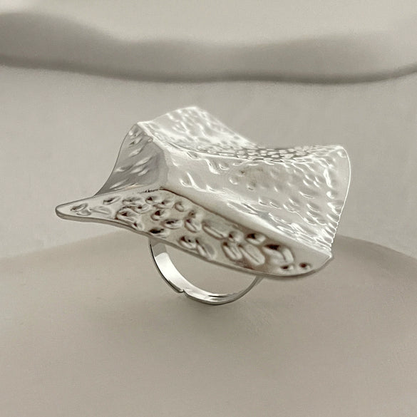 Retro Distressed Metal Round Ring With Geometric And Flower Pattern Electroplated