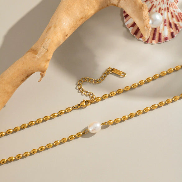 Retro Elegant Natural Freshwater Pearl Necklace For Girls In Stainless Steel And Titanium Steel With Geometric Pattern And Electroplating