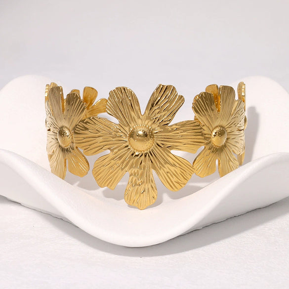 Retro Flower Stainless Steel Bracelet For Women With Electroplating And Exaggerated Design Sense