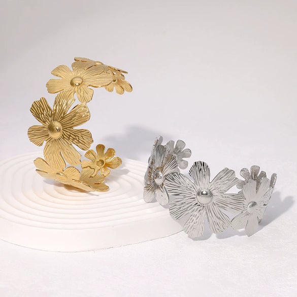 Retro Flower Stainless Steel Bracelet For Women With Electroplating And Exaggerated Design Sense