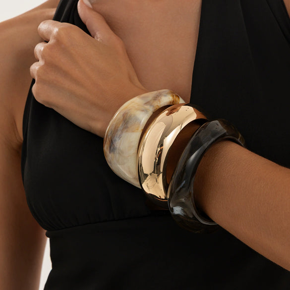 Retro Gradient Resin Wide Round Bracelet With Layered Metal Details And Geometric Polished Design