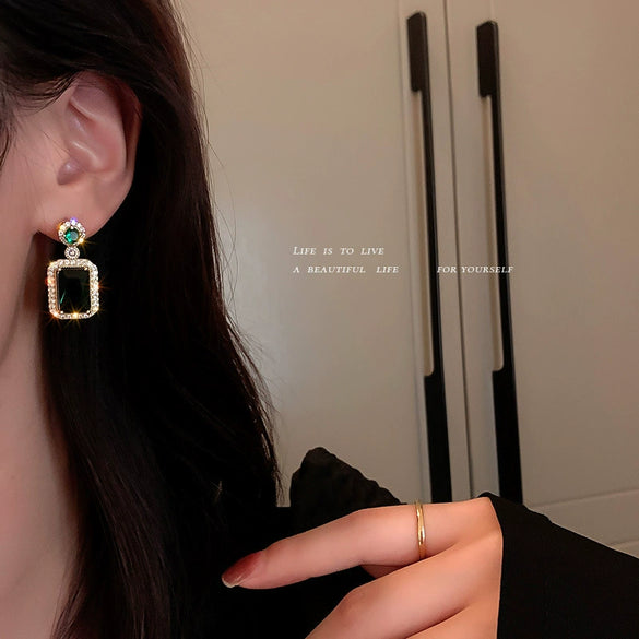Retro High Grade Light Luxury Women's Artificial Crystal Earrings Necklace Suit With Silver Needle Zircon Emerald Alloy Material And Inlaid Zircon Process