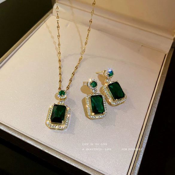 Retro High Grade Light Luxury Women's Artificial Crystal Earrings Necklace Suit With Silver Needle Zircon Emerald Alloy Material And Inlaid Zircon Process