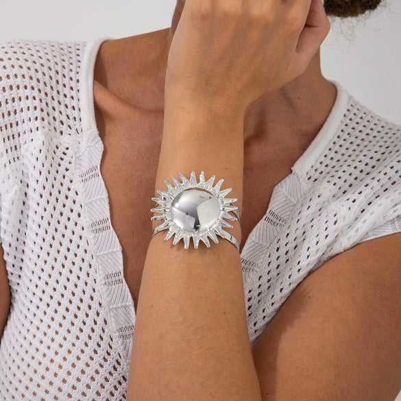 Retro Hollow Sunflower Iron Bracelet For Women With Electroplating