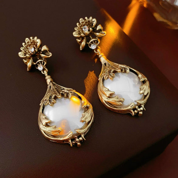Retro Light Luxury Women's Alloy Pendant Imitation Pearl Earrings With Silver Needle Diamond Flower Pattern And Electroplating Design