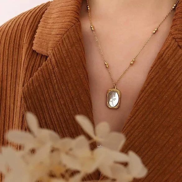Retro Romantic Rose Flower Pendant Necklace For Women Gold Plated Titanium Steel Round Floral Collarbone Chain