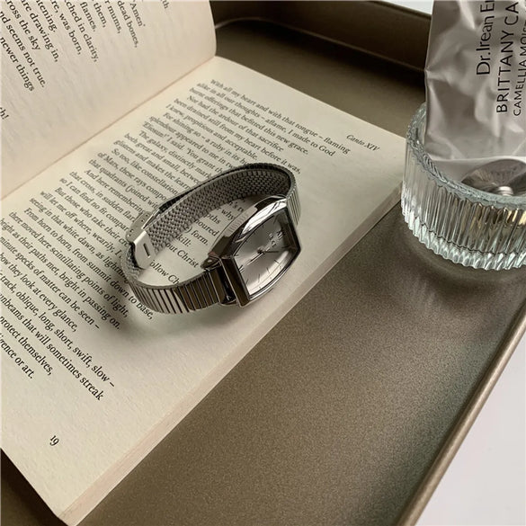 Retro Solid Color Horseshoe Buckle Quartz Women'S Watches