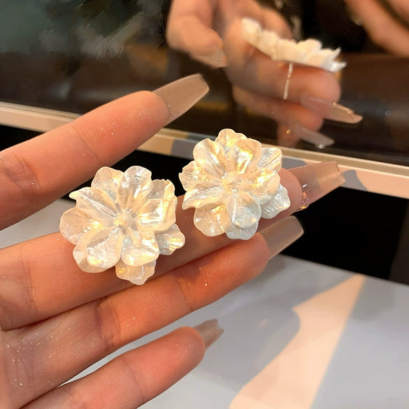 Retro White Camellia Flower Alloy Earrings For Women With Electroplated Floral Design Fashion Ear Jewelry
