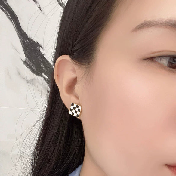 S925 Sterling Silver Vintage Chessboard Plaid Black And White Contrast Geometric Square Enamel Earrings