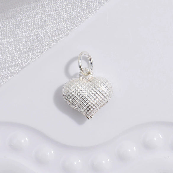 Silver Heartshaped Pendant With Stereo Gloss And Thread Grid Pattern Electroplated