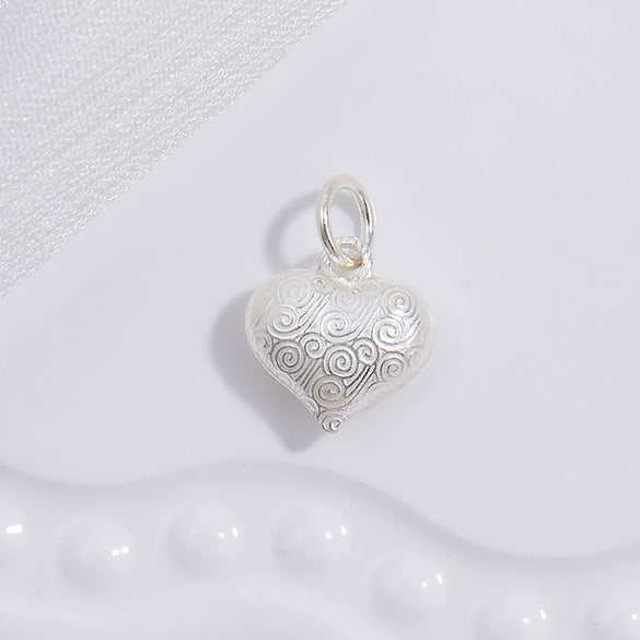 Silver Heartshaped Pendant With Stereo Gloss And Thread Grid Pattern Electroplated