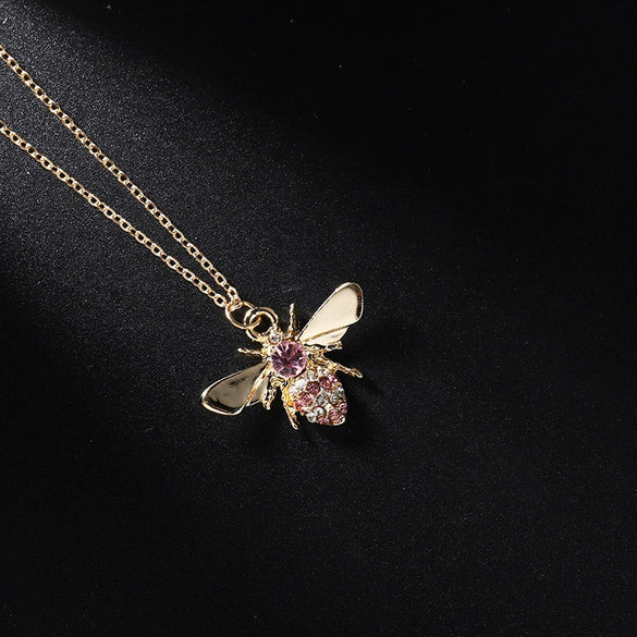 Simple Animal Bee Pendant Necklace Jewelry With Diamond Treatment Process And Alloy Pendant For Clavicle Chain
