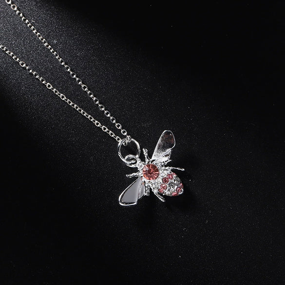 Simple Animal Bee Pendant Necklace Jewelry With Diamond Treatment Process And Alloy Pendant For Clavicle Chain