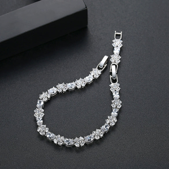 Simple New Ladies Copper Zirconium Inlaid Bracelet With Geometric Pattern And Electroplating Design