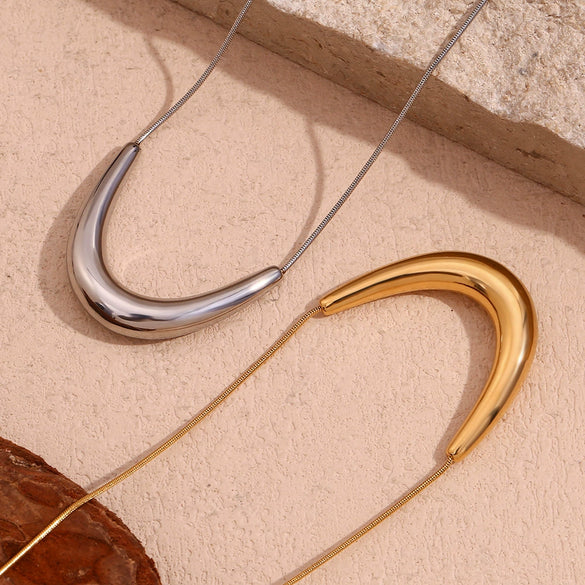 Simple Niche Design Stainless Steel 18K Gold Plated Arc Vshape Pendant Snake Bone Chain Necklace For Women With Geometric Styling And Electroplating Treatment