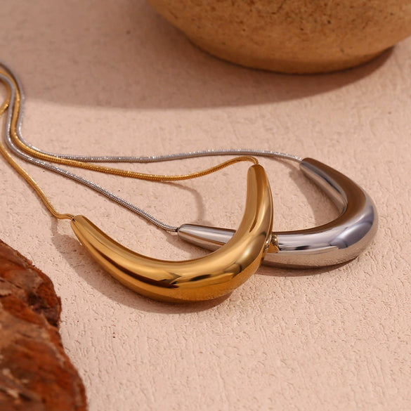 Simple Niche Design Stainless Steel 18K Gold Plated Arc Vshape Pendant Snake Bone Chain Necklace For Women With Geometric Styling And Electroplating Treatment