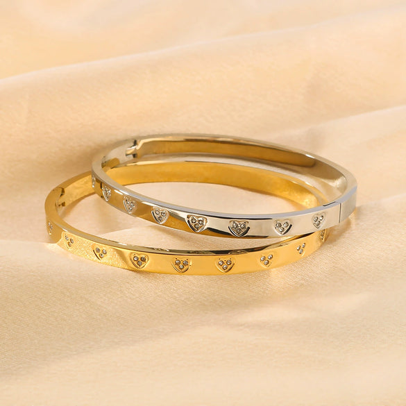 Simple Small Love Heartshaped Diamondencrusted Shiny Titanium Steel Bracelet For Women With 18K Vacuum Plating