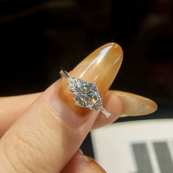 Six Claw Starlight Moissanite Proposal Ring Silver Electroplating Geometric Style For Women