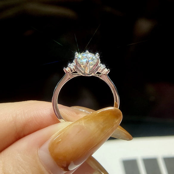 Six Claw Starlight Moissanite Proposal Ring Silver Electroplating Geometric Style For Women