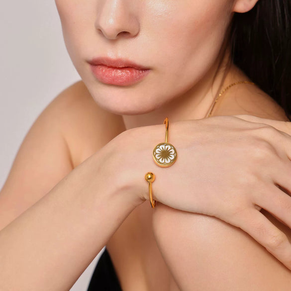 Small Crumple Chrysanthemum Sea Water Shell Elastic Cord Adjustable Open Bracelet In Titanium Steel With Electroplating Fashion Ol Style