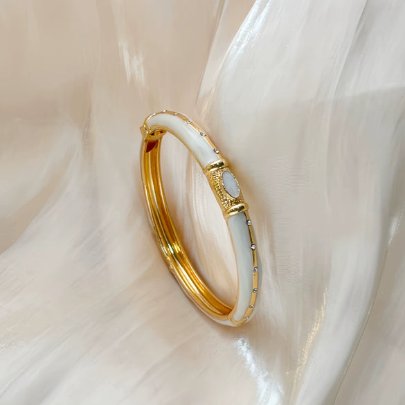 Small Diamond Enamel Pattern Bracelet With Plated Finish Elegant Lightweight Versatile Accessory For Everyday Styling