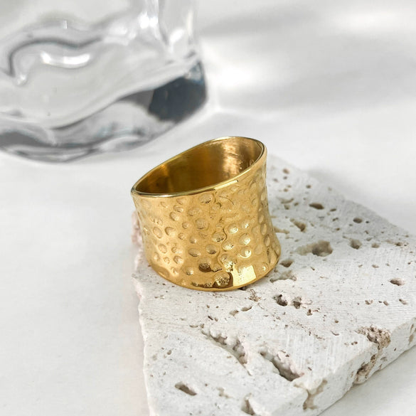 Stainless Steel Fashion Ring For Men And Women With Embossed Design And 14K Gold Plated Electroplating