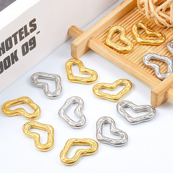 Stainless Steel Hollow Heart Pendant Jewelry Accessories With Vacuum Electroplating