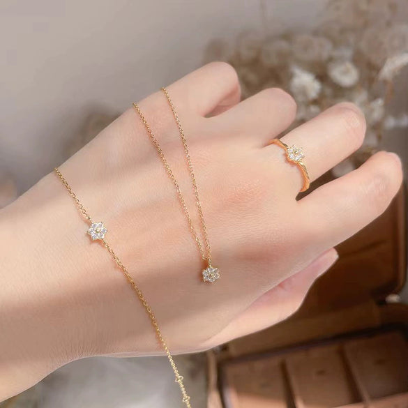 925 Sterling Silver Flower Bracelet For Women With Diamond Treatment And Daisy Design