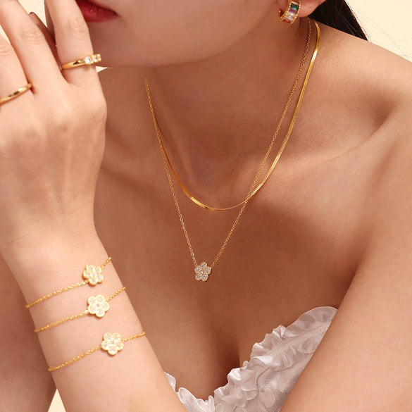 Sweet Fiveleaf Flower Inlaid Zircon Titanium Steel Doublelayer Clavicle Necklace And Bracelet Suit With Pvd Vacuum Plating Color Retention