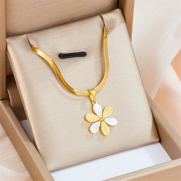 Titanium Steel Flat Snake Chain Daisy Flower Pendant Necklace For Women With Geometric Pattern
