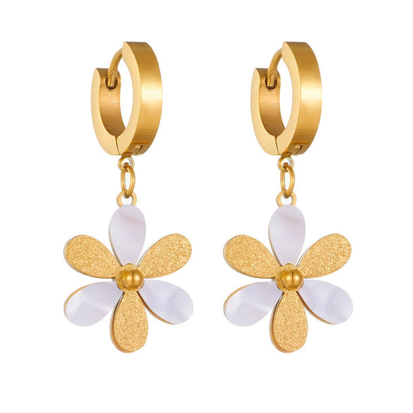 Titanium Steel Flat Snake Chain Daisy Flower Pendant Necklace For Women With Geometric Pattern