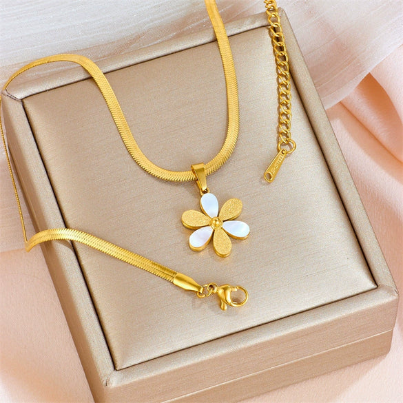 Titanium Steel Flat Snake Chain Daisy Flower Pendant Necklace For Women With Geometric Pattern