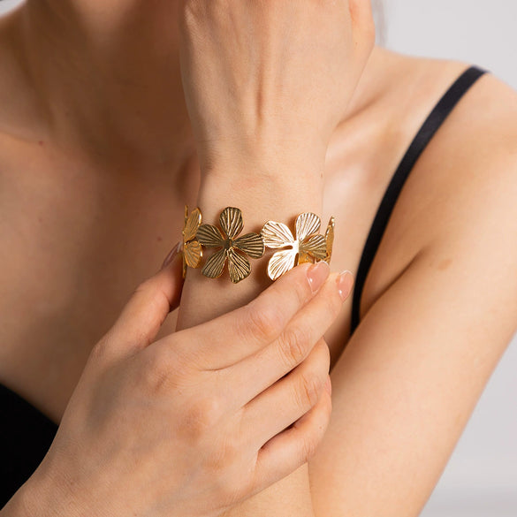 Titanium Steel Geometric Style Electroplated Women's Summer Fresh Flower Bracelet Wholesale