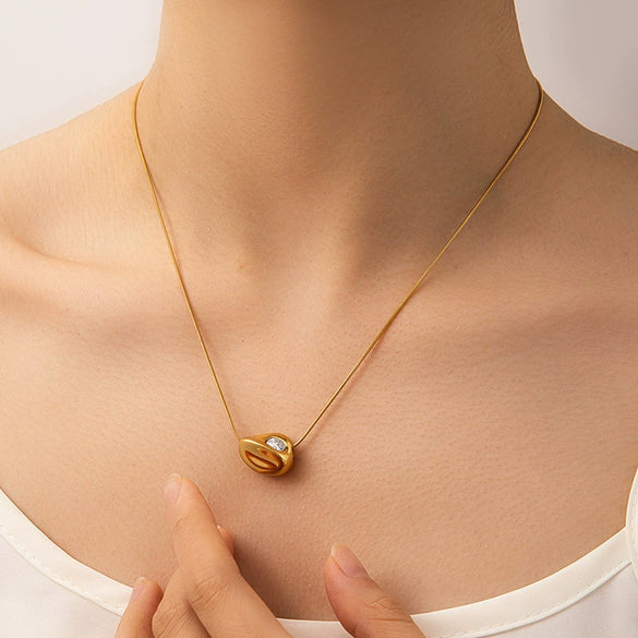 Titanium Steel Heart Shaped Necklace With 18K Gold Plated Electroplating For Women Snake Bone Chain