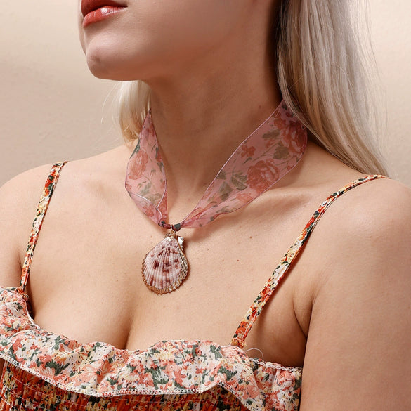 Titanium Steel Necklace For Women With Electroplating And Natural Shell Pendant