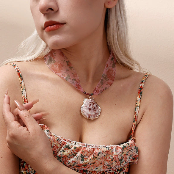 Titanium Steel Necklace For Women With Electroplating And Natural Shell Pendant