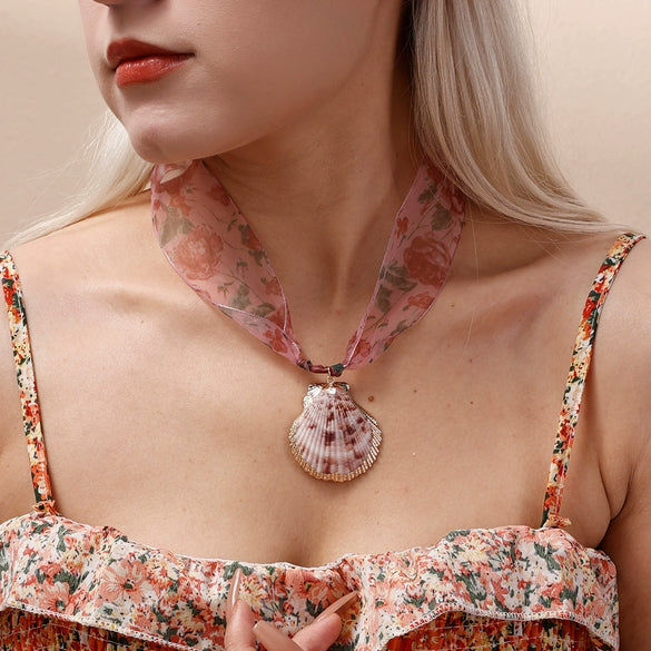 Titanium Steel Necklace For Women With Electroplating And Natural Shell Pendant