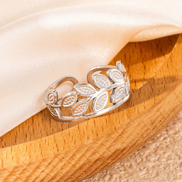 Titanium Steel Ring Geometric Hollow Leaf Design Electroplating Light Luxury Style For Ladies