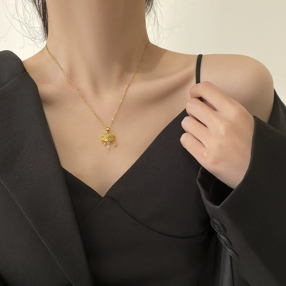 Titanium Steel Women's Cat's Eye Stone Fox Shape Pendant Necklace With Animals Pattern And Diamond Design