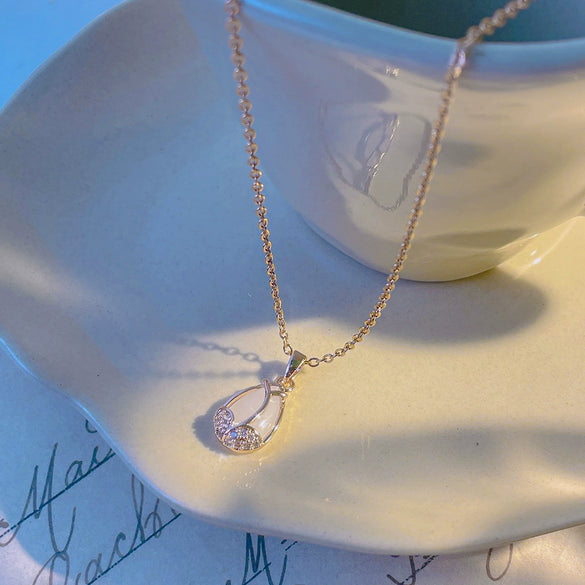 Titanium Steel Women's Cat's Eye Tulip Pendant Necklace With Flower Pattern And Electroplating Treatment