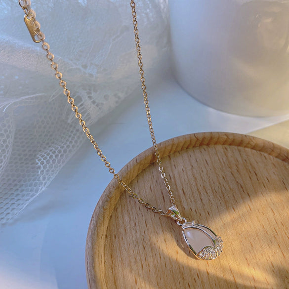 Titanium Steel Women's Cat's Eye Tulip Pendant Necklace With Flower Pattern And Electroplating Treatment
