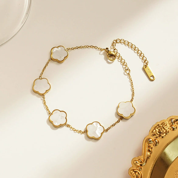 Titanium Steel Women's Minimalist Flower Pattern Electroplated Bracelet