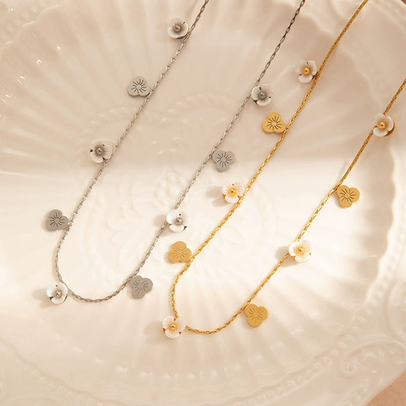 Titanium Steel Women's Necklace With Three Dimensional Flower Design And 18K Gold Plated Electroplating