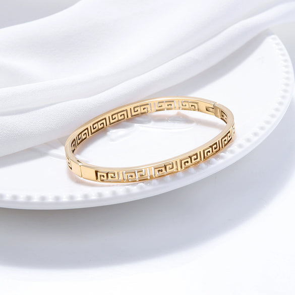 Titanium Steel Women's Retro Court Style Bracelet With Great Wall Pattern And Electroplating Design