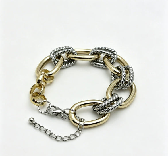 Unisex Geometric Oshaped Interlocking Alloy Necklace With Polished Electroplated Finish And Collarbone Chain