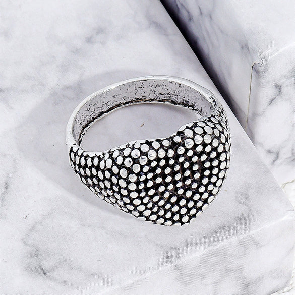 Unisex Heart Shaped Zinc Alloy Ring With Silver Black Finish And Honeycomb Pattern Modern Light Luxury Fashion Jewelry