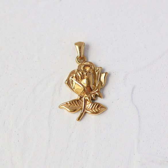 Versatile Pendant Necklace With Serpentine Rose Coin Melon Buckle Woolen Chain Titanium Steel 18K Gold Plated