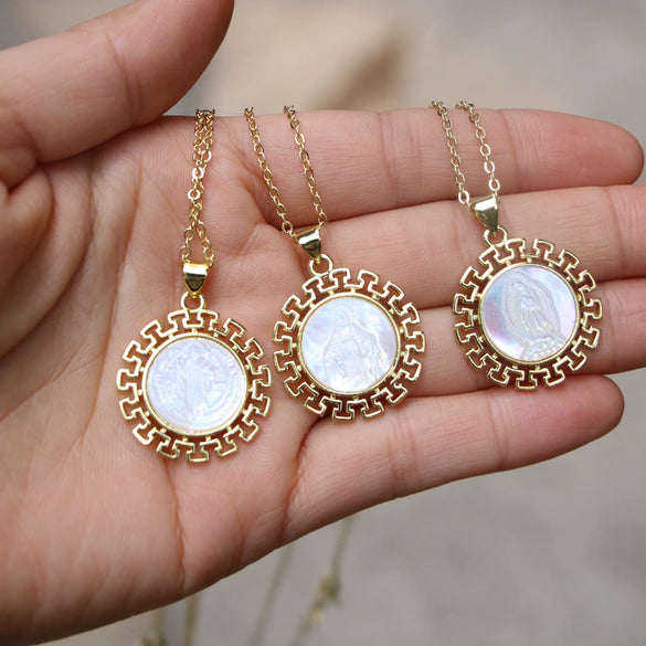 Vintage Geometric Shell Pendant Necklace With Micro Inlaid Zircon And Mixed Gem Inlay Water Wave Chain Religious Jewelry