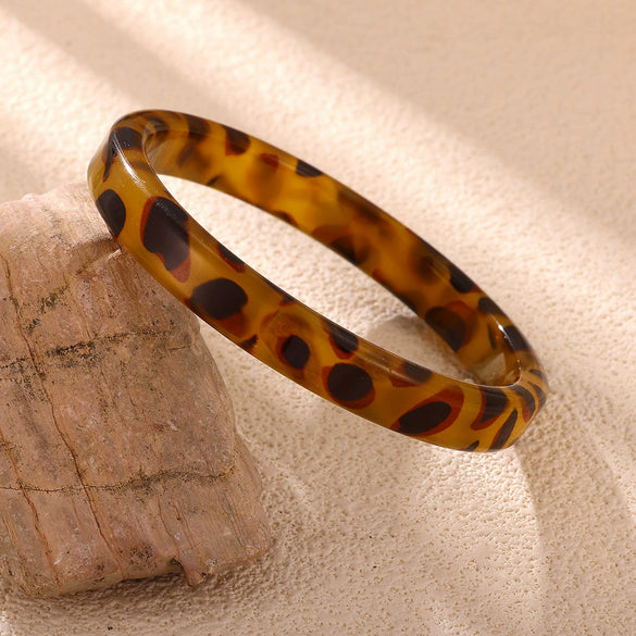 Vintage Leopard Print Resin Bracelet For Women With Delicate Tortoiseshell Pattern And Elegant Simple Statement Style