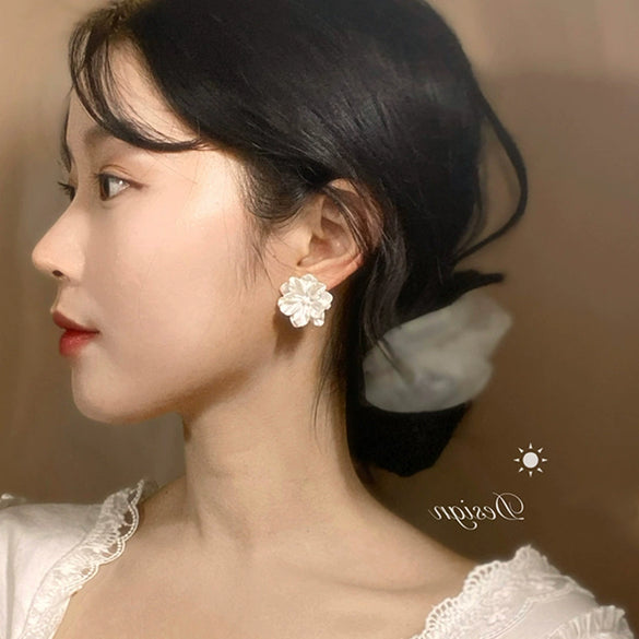Vintage White Flower Stud Earrings For Women Handmade Resin Plastic Floral Earrings With Silver Needle Elegant Fairy Style